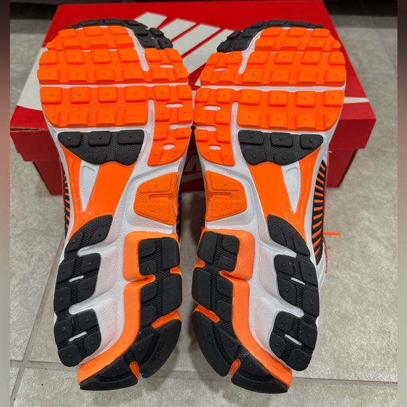 Size 11 - Nike Men's Air Zoom Vomero 5 Total Orange - Picture 4 of 7